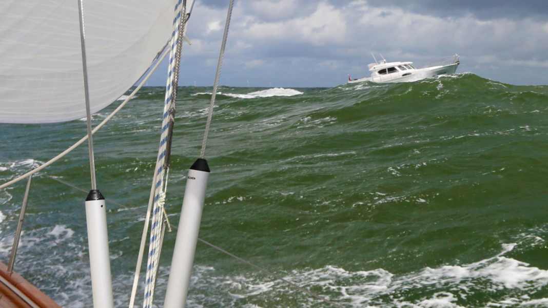 Motor- und Segelyacht im Vergleich - Unter Segeln: Umsteiger für einen Tag