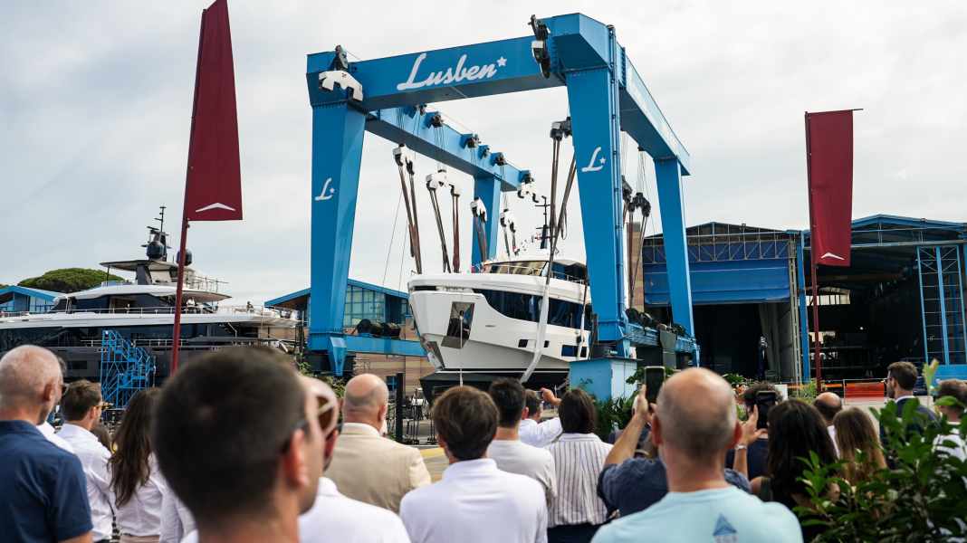 The bubbly pops: Azimut christens first Grande 30M