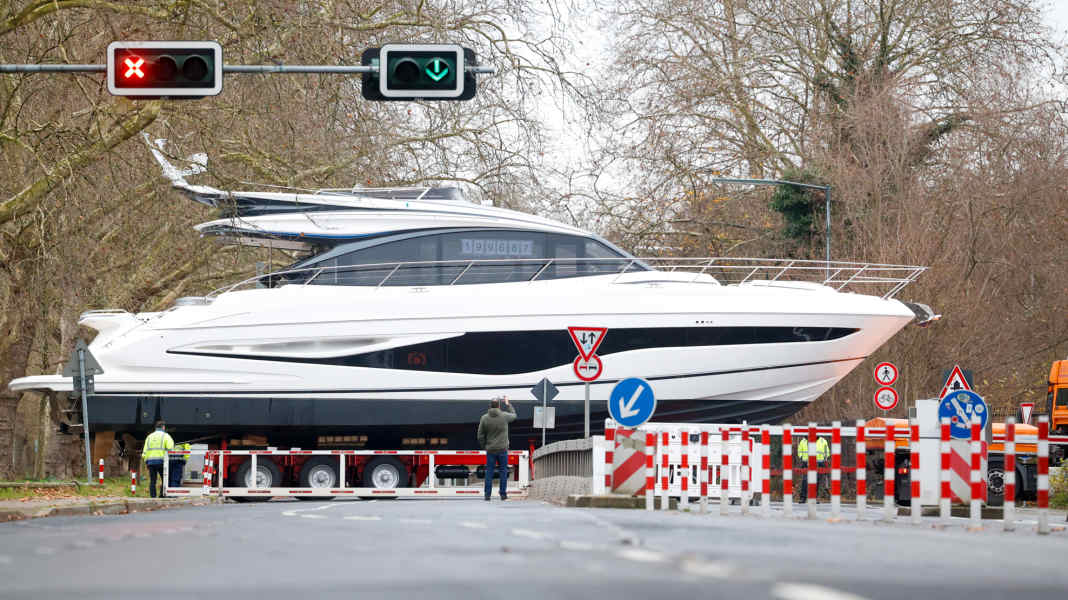 Kontrolle nach boot Düsseldorf: Polizei stoppt Bootstransporte wegen Mängeln