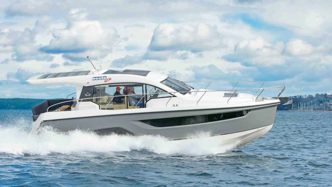 Test: Sport cruiser with inboard motor - Sealine C 390