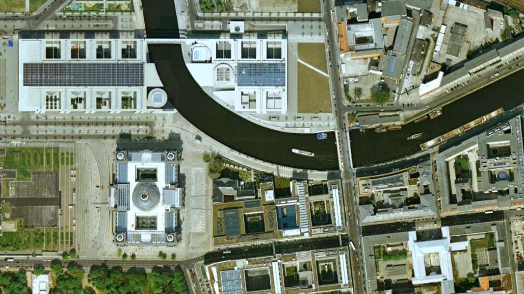 Spree closed to boats without VHF radio