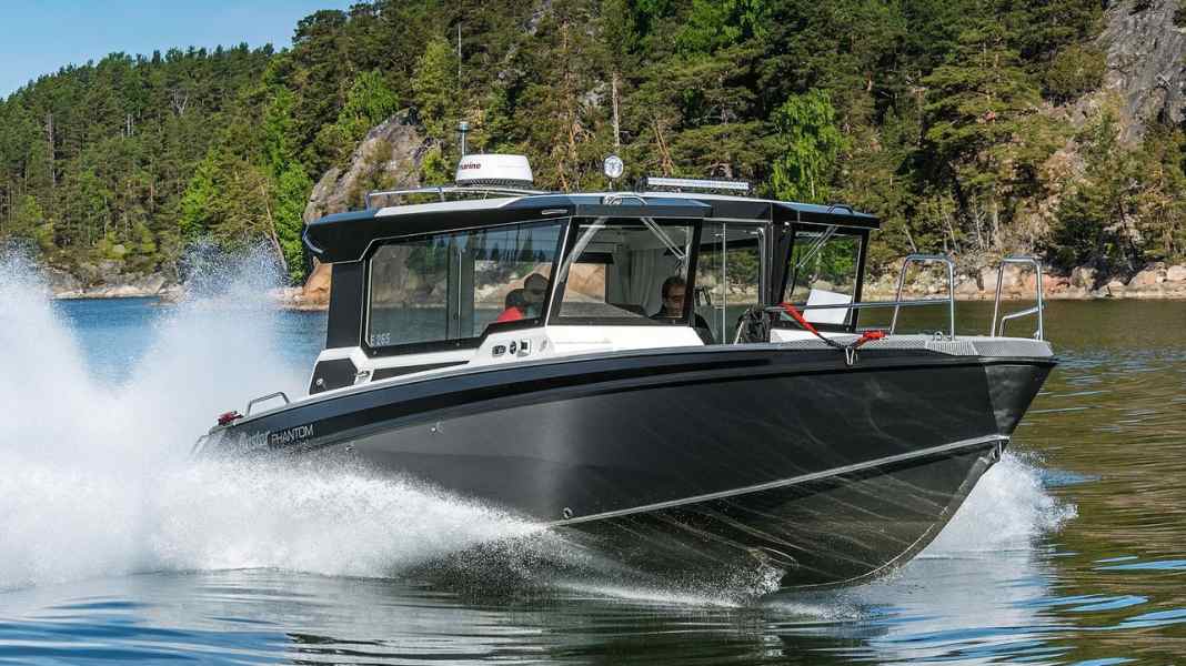 Novelty: Buster Phantom Cabin - Sporty cabin boat