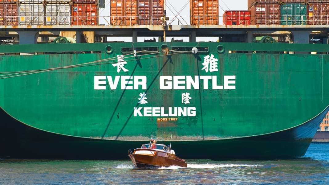 By motorboat on the Elbe in Hamburg - Special: Hamburg and the Lower Elbe