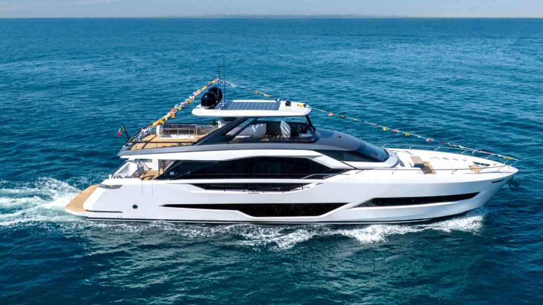 Flybridge-Frischekur: Große Show für Ferretti Yachts 800