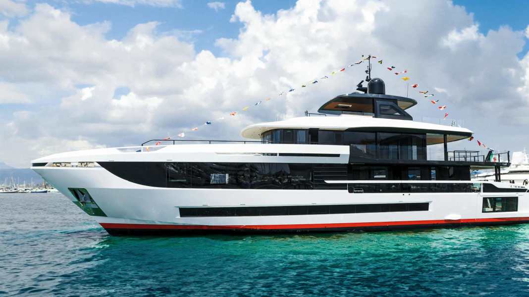 Oceano 39 by Mangusta: 39 metre long glass villa on the sea