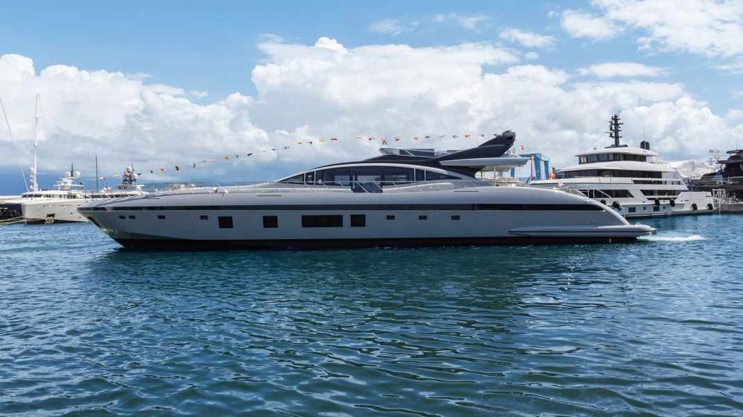 Mangusta 132E: Werft launcht mit Licht durchflutete Motoryacht