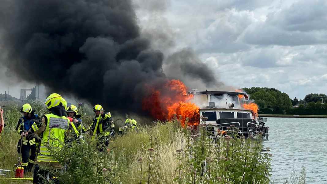 Explosion in Münster city harbour: motor yacht goes up in flames