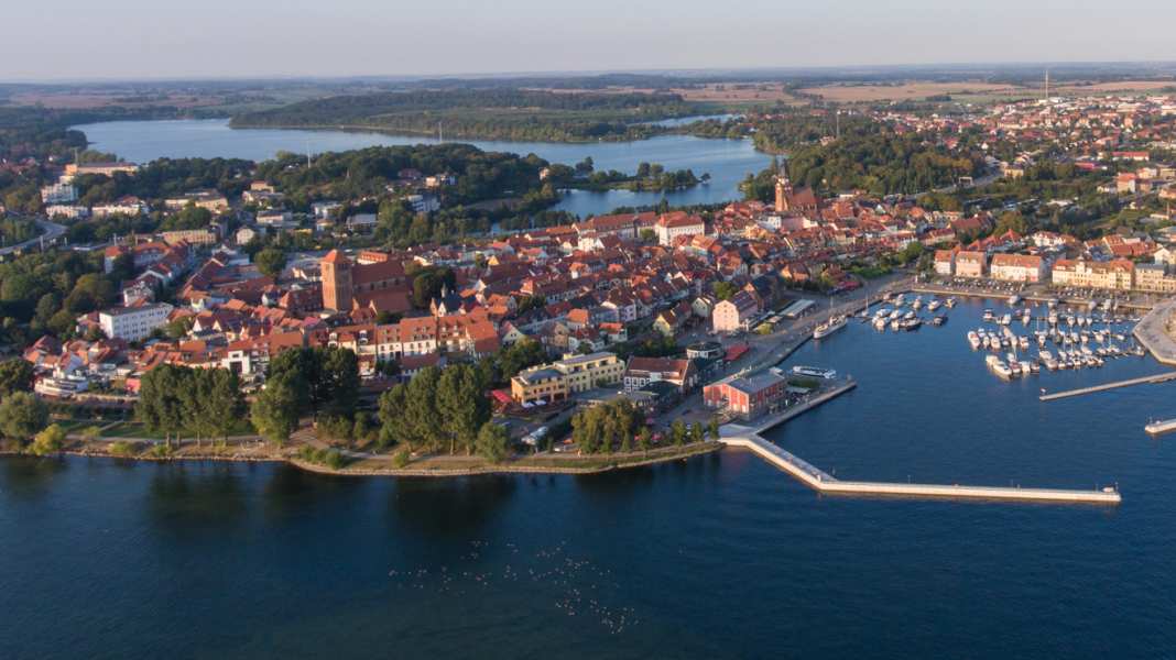 Einsatz der Wasserschutzpolizei: Männer verschleppen Fahrwassertonne vor Waren an der Müritz