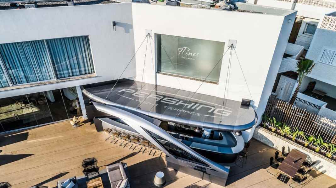 Die Terrasse zur Yacht