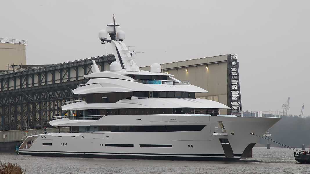 Lürssen elegance in the canal