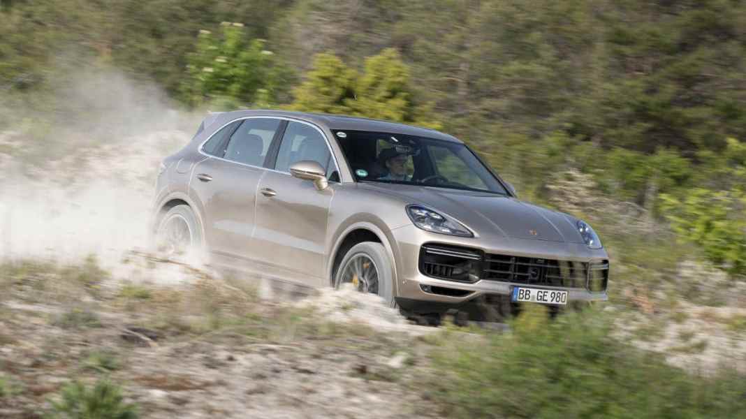 Cayenne Turbo S E-Hybrid mit innovativen Fahrwerksystemen: On- und Offroad-Performance