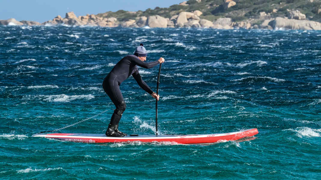Ohren-Probleme: So entsteht “Surfer’s Ear”, so schützt man sich