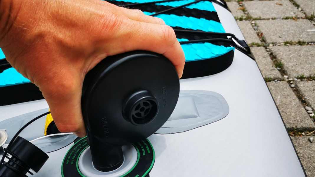Test: Battery-powered blower for SUP boards from Decathlon