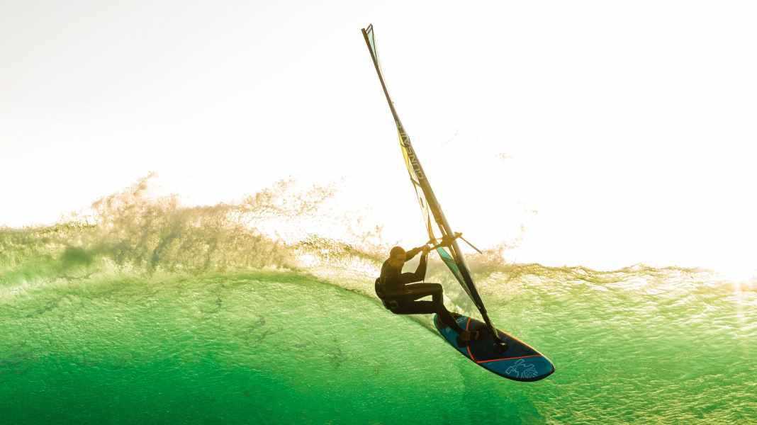 Riding technique: The best tips for windsurfing in the waves