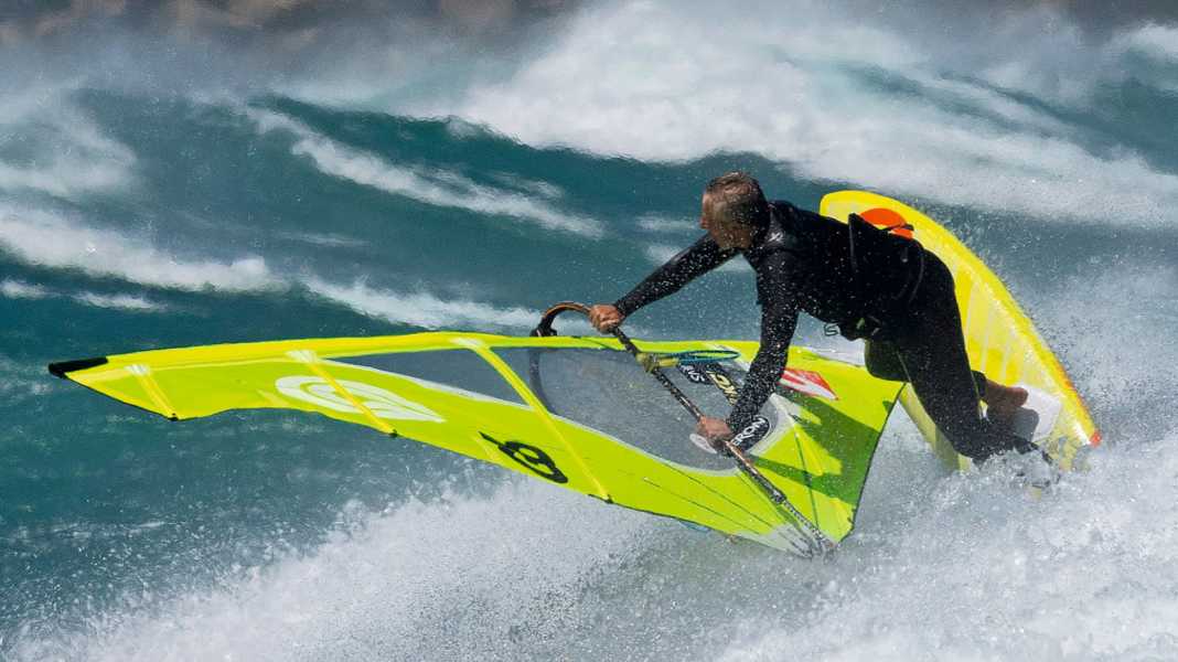 Fahrtechnik: Backside Waveriding - so reitet ihr Wellen nach Luv ab