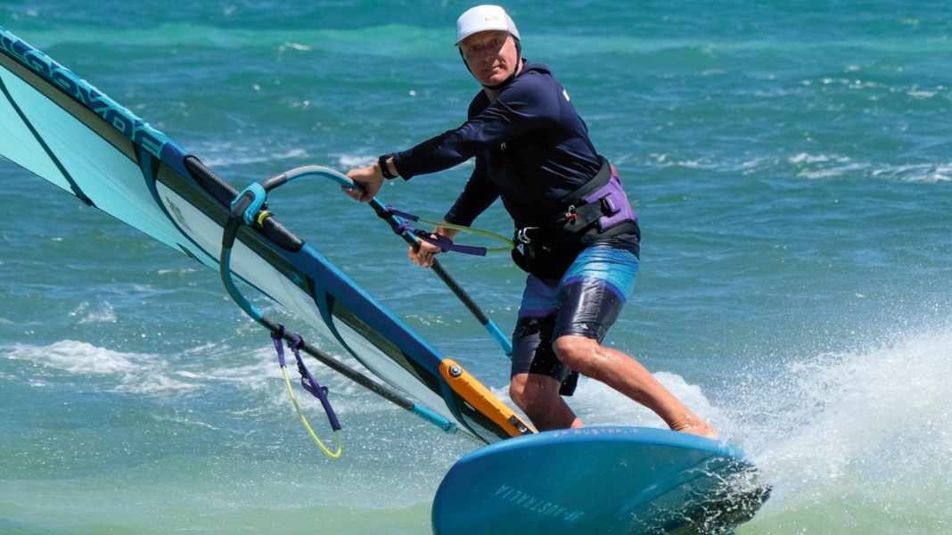 Sun protection for water sports: caps, hats and scarves for surfing put to the test