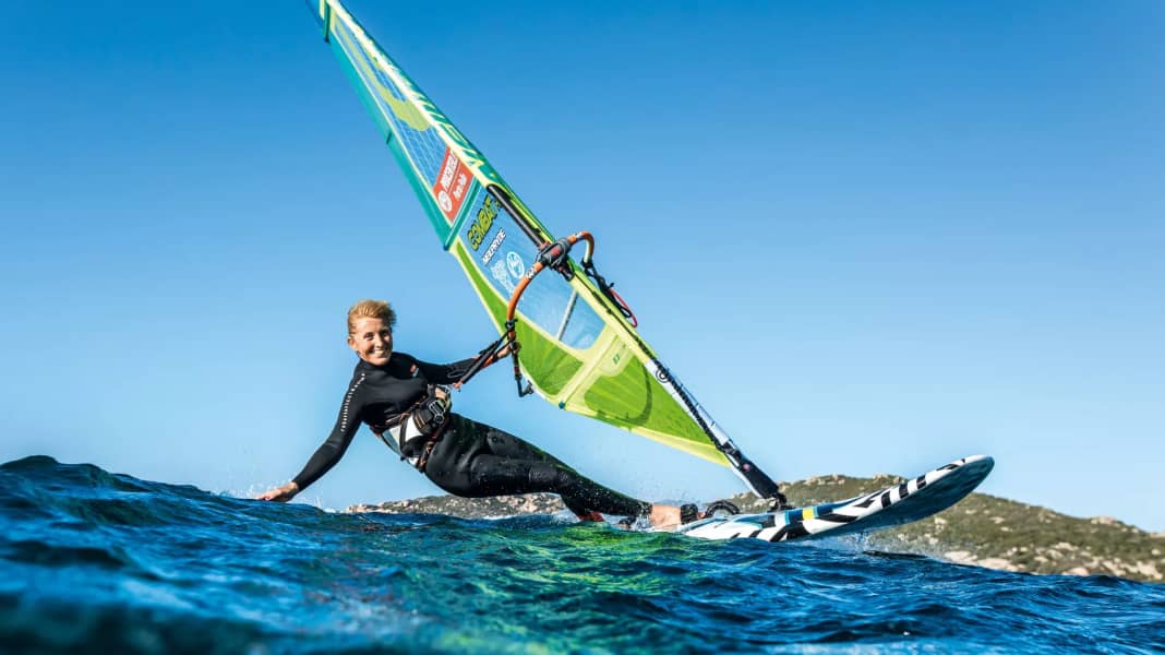 Fahrtechnik: Gleiten & Schlaufen beim Windsurfen – Tipps zu Material und Technik