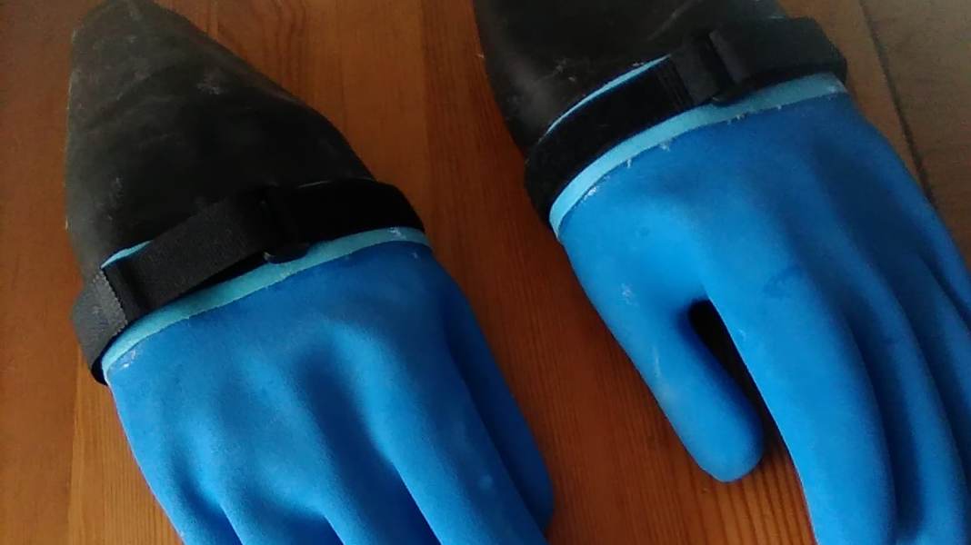 DIY: Surfhandschuhe selber bauen - so bleiben die Hände beim Wintersurfen warm