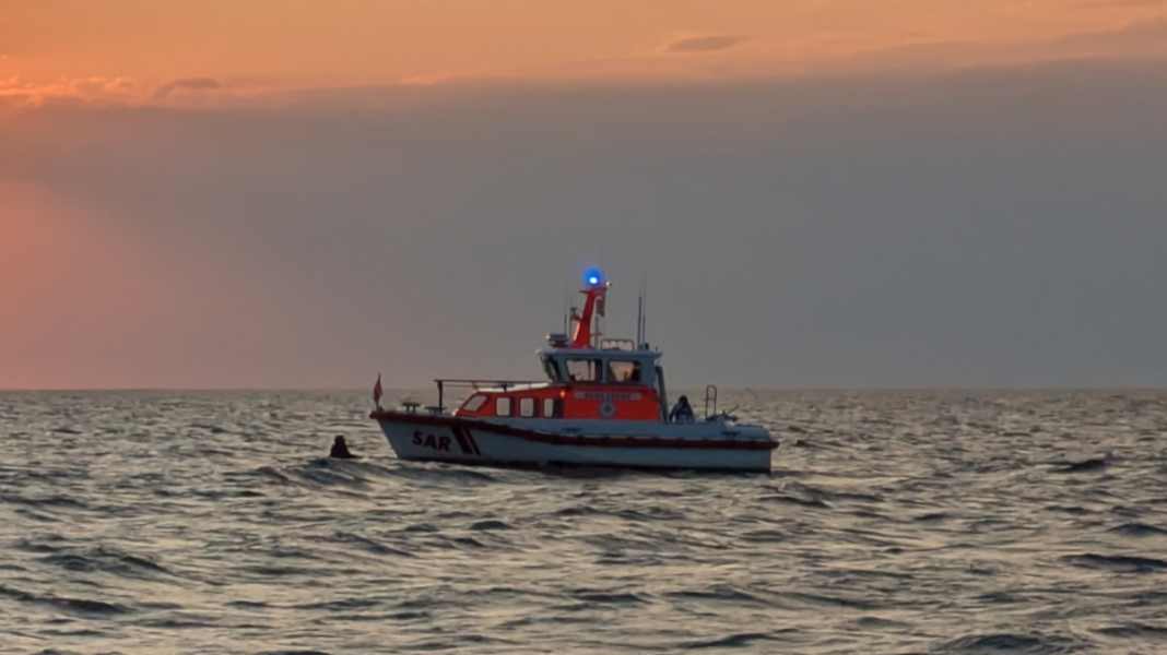 Seenotfall: DGzRS rettet abgetriebenen Wingfoiler vor Fehmarn
