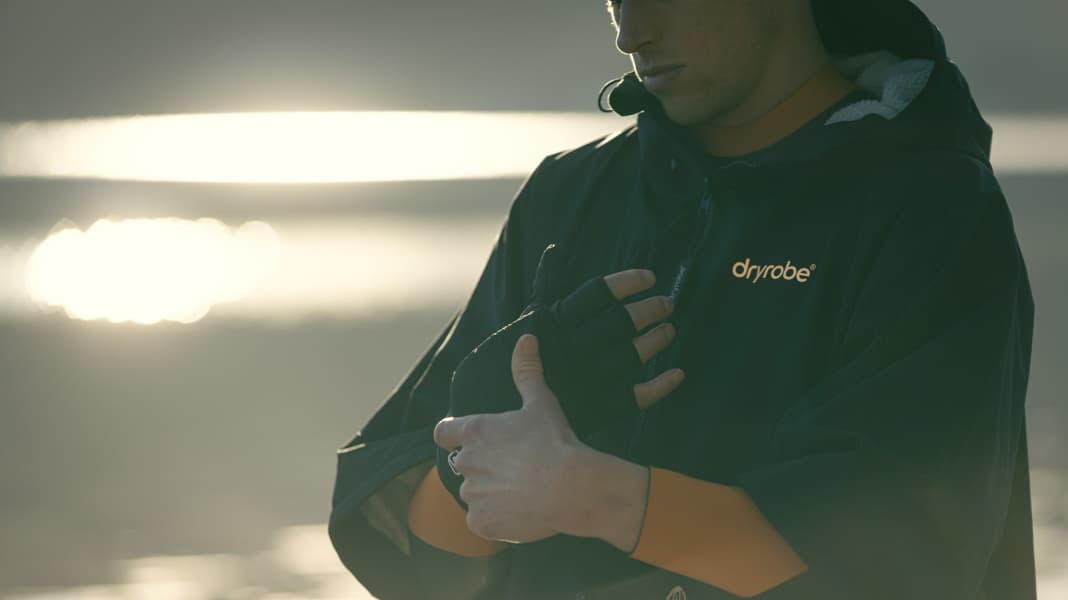 Neu von Dryrobe: Warme Schuhe und Handschuhe für die Pause an Land