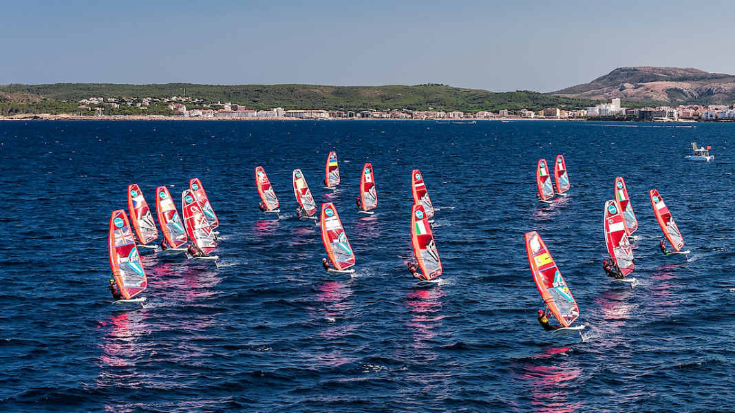 iQFOiL: Junioren-WM geht in die Gold Fleet-Rennen - Schleicher auf Rang drei