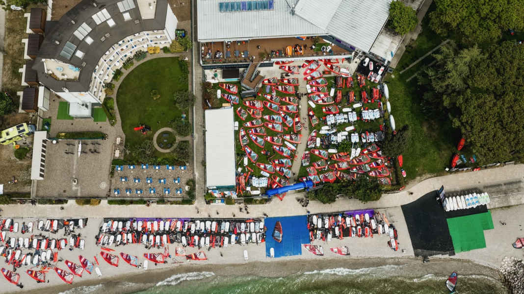 Torbole: Auftakt bei iQFOiL Youth & Junior Games - Moritz Schleicher in Führung