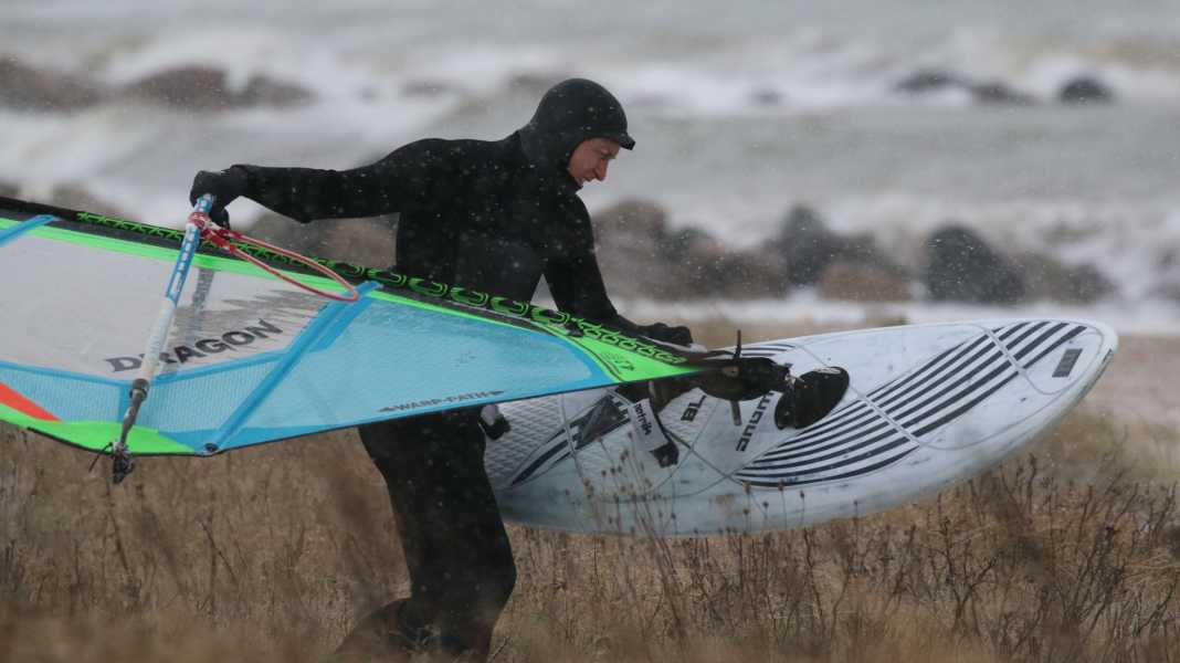 Winterneos im Test: Das sind die wärmsten Surfanzüge für Herren