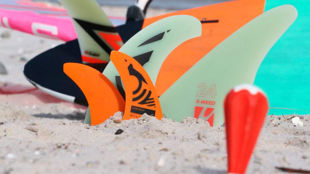 Singlefin, Thruster, Seegras – so findest du die richtige Finnenlänge für dein Freestyle-Waveboard