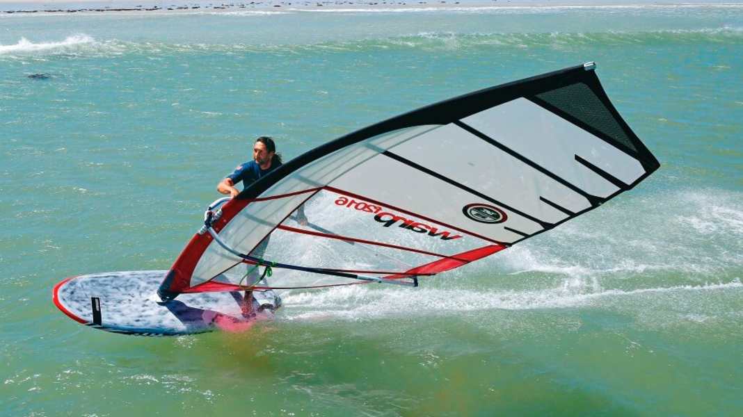 Race- und Slalomsegel – Windsurfen mit Überschall