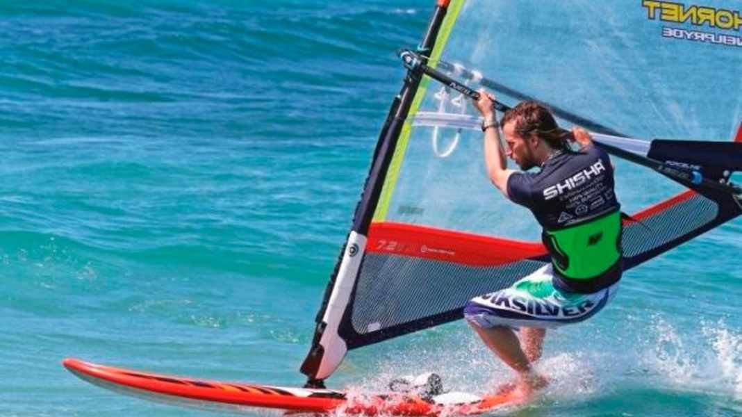 Windsurf-Fahrtechnik: So bleibst du beim Angleiten auf Kurs