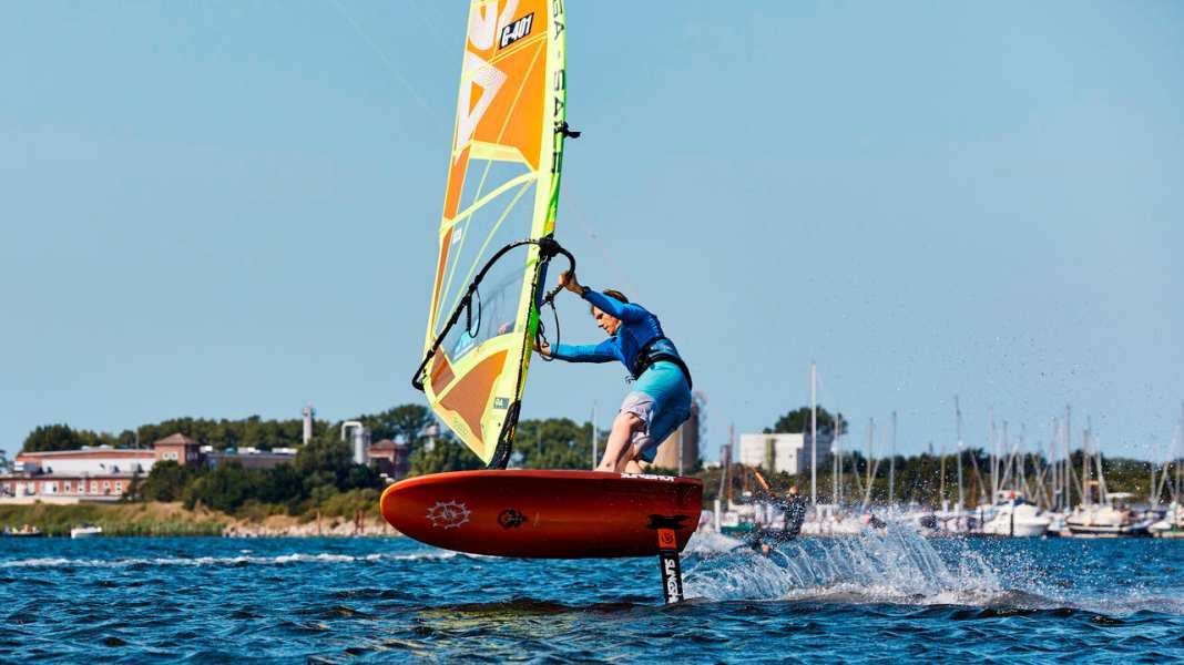 Video-Tutorial – so geht die Foil-Halse beim Windsurfen
