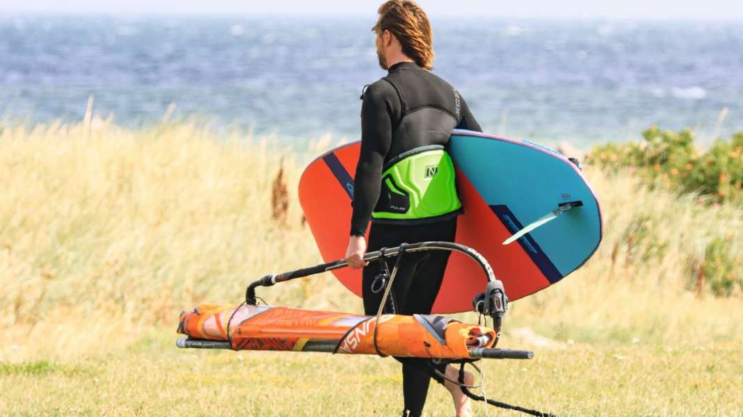 Ratgeber: Easy ans Wasser – Surfmaterial tragen, leicht gemacht