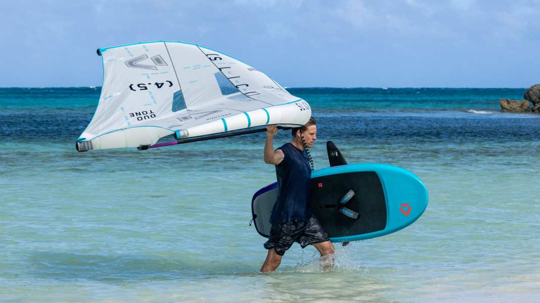 Wingfoil-Basics: Material aus dem Wasser bringen und am Strand sichern