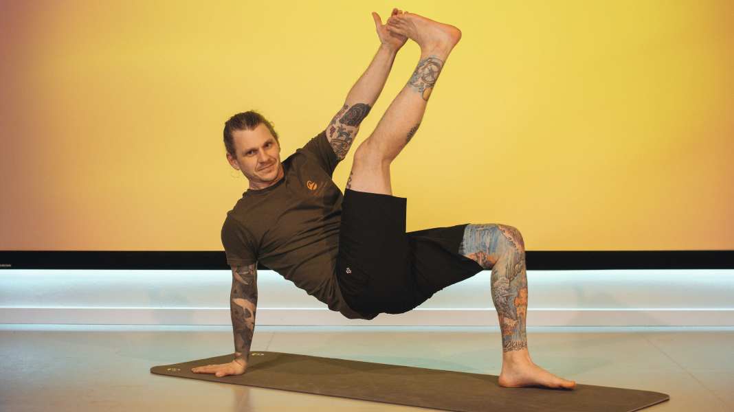 Fit for the season: the best yoga exercises for windsurfers, wingfoilers and co.