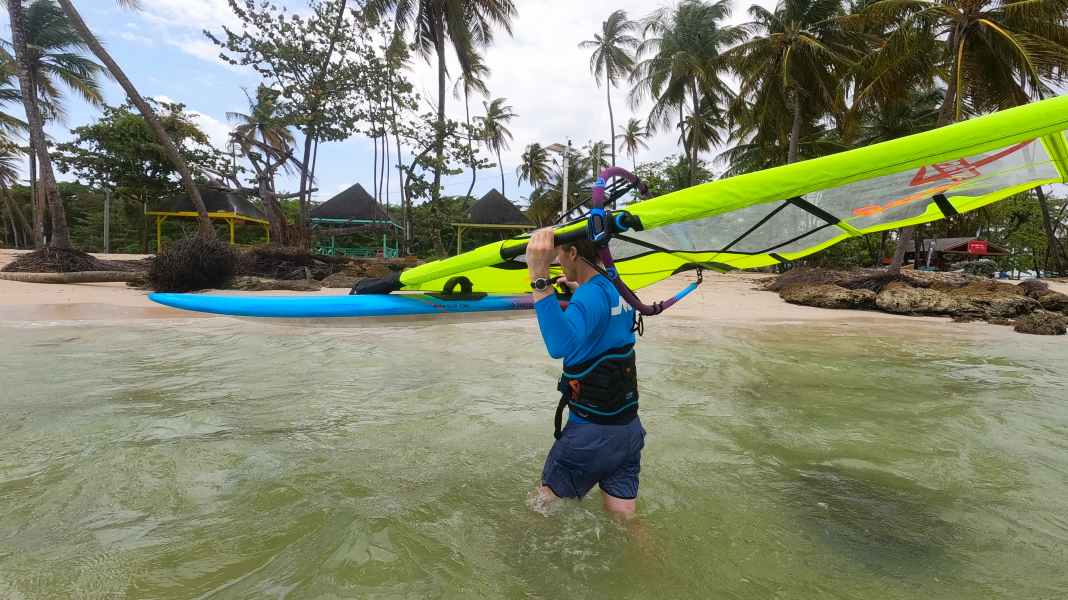 Video tutorial: Carrying & storing surf equipment - what you should look out for