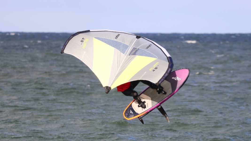 Tutorial: Jumping while wingfoiling - the best tips in the video