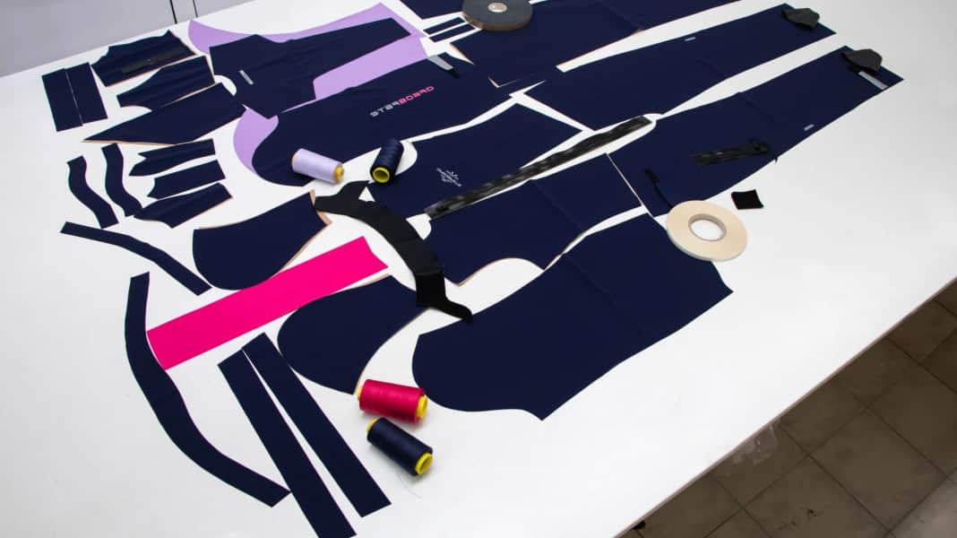 Wie entsteht ein SUP-Suit, also ein “Trockenanzug für SUP”? Einblicke in die Produktion der Starboard SUP Suits bei PTT in Kroatien.