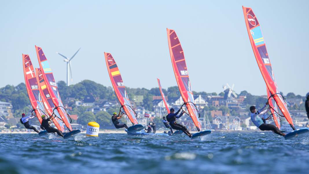 Kieler Woche: iQFoil race off Schilksee, freestyle in the boat harbour