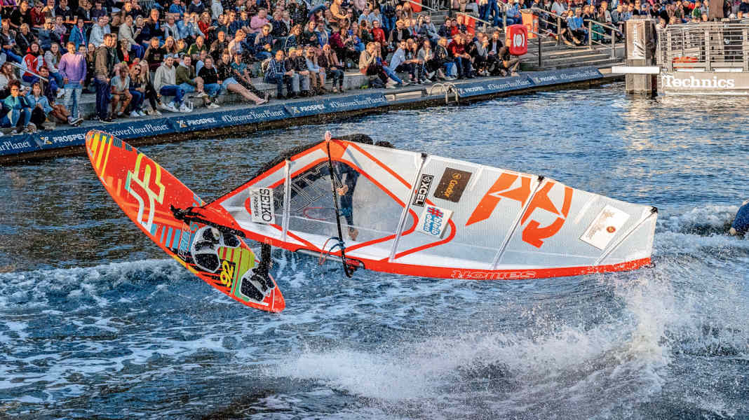 Kieler Woche 2026: Wingfoil-Racing in Schilksee, Tow In im Bootshafen
