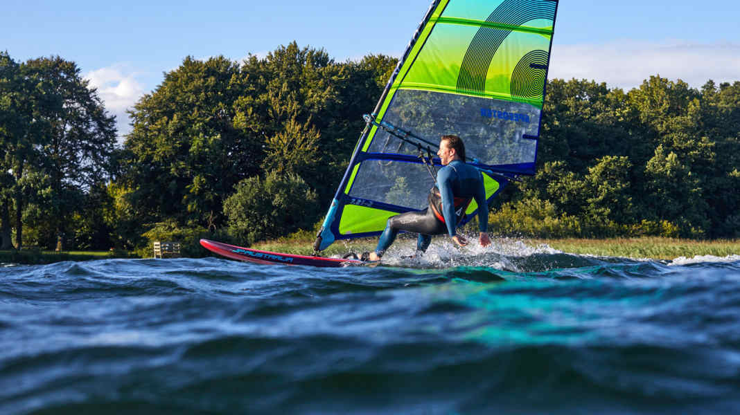 Spots: Surfern am Selenter See drohen Einschränkungen