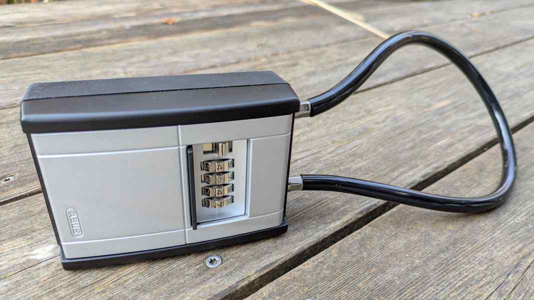 surf Advent calendar 2025: Door 10: A key safe from Abus