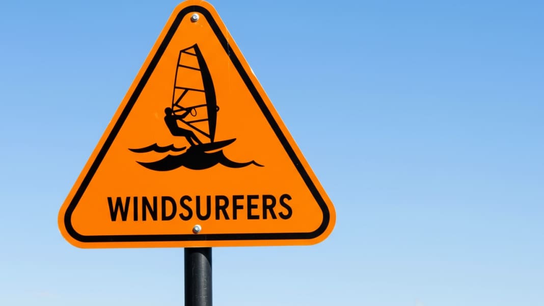 Kurioses Schild: Achtung, Windsurfer! Unbekannte wandeln Verkehrszeichen in Essen ab