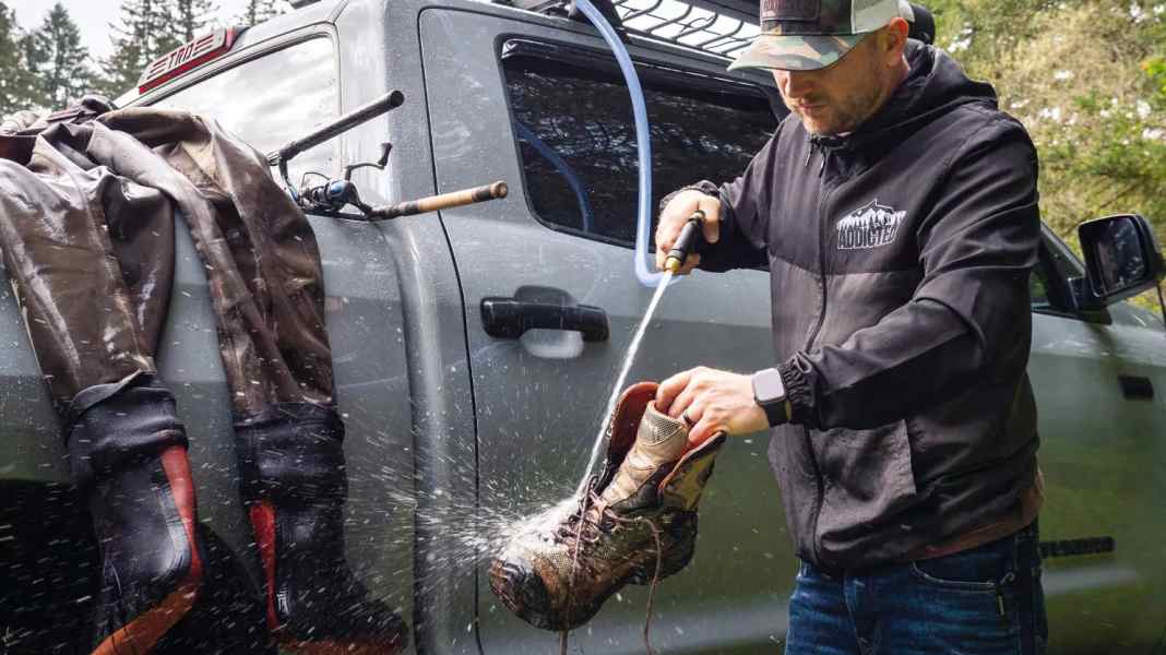 Van accessories: Shower for on the road - Yakima Roadshower