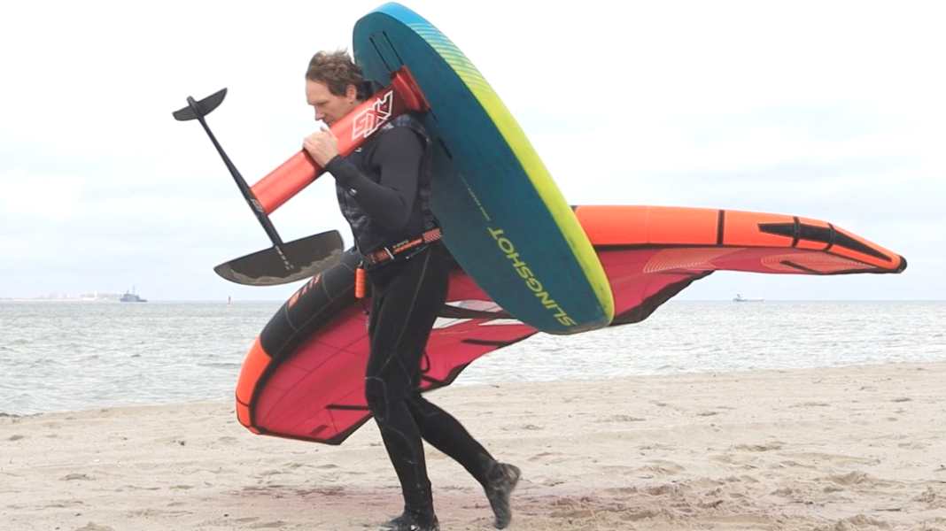 Tips & tricks: The best way to carry your board and wing to the water