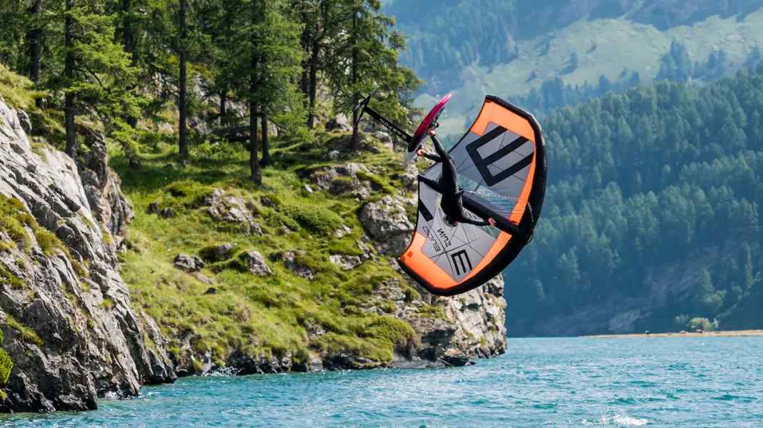 Balz Müller - you name it, I do it! Foil manoeuvres as an endless loop