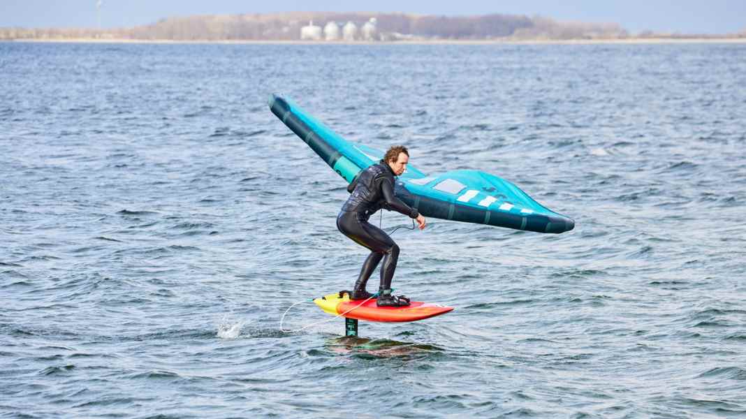 Riding technique: Pumping when wingfoiling - take off early, keep flying for a long time