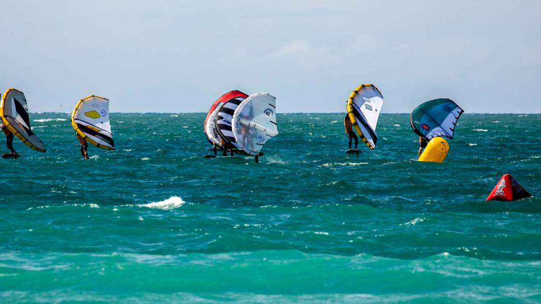 Wingfoil World Cup: Escofet und Suardiaz führen im FreeFly-Slalom