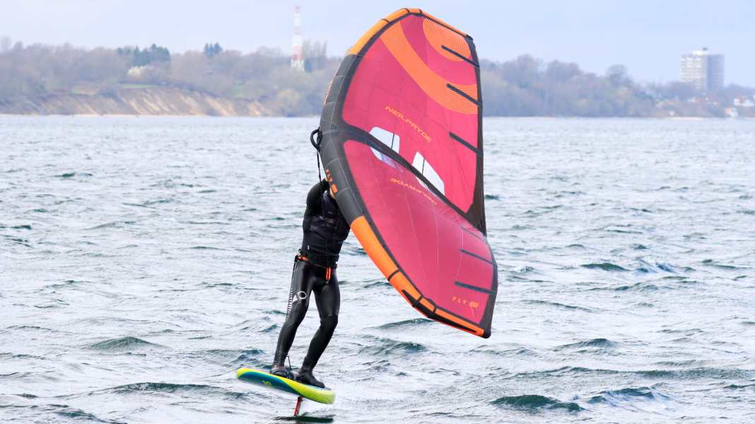 Fahrtechnik: So lernst du die Wingfoil-Halse am besten