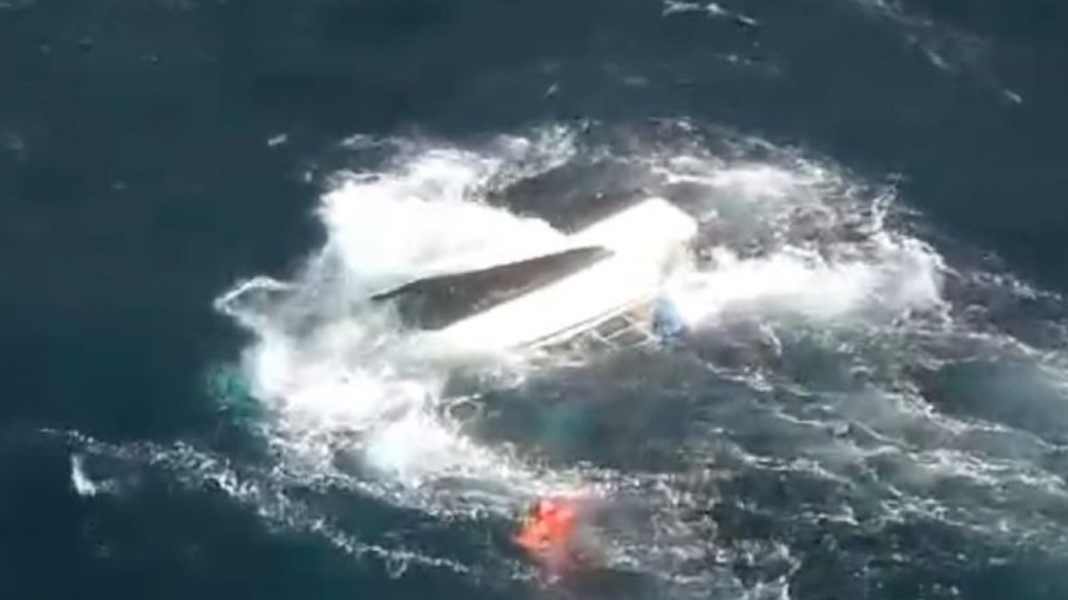 In difficoltà: catamarano si rovescia al largo delle Isole Glénan - ritrovato il corpo