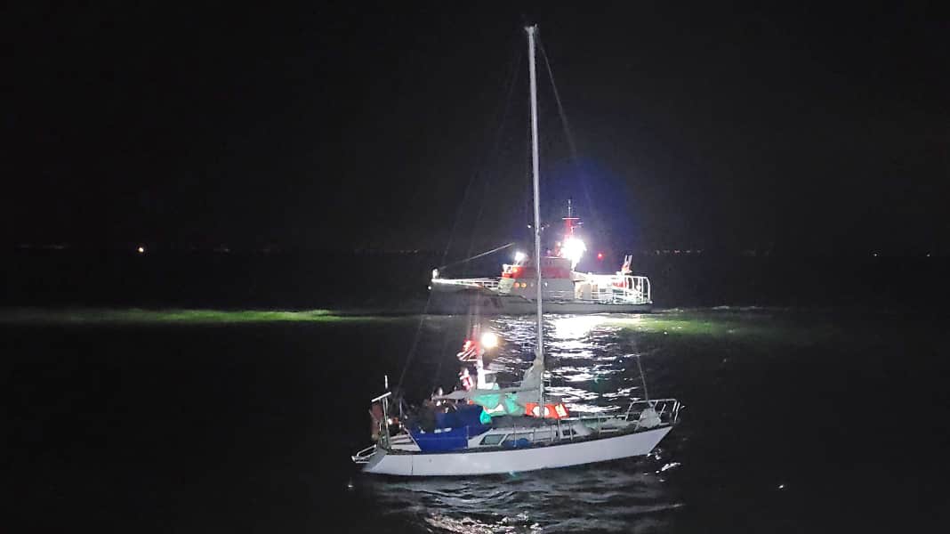 Vicino alla collisione: un pescatore salva un velista single in difficoltà